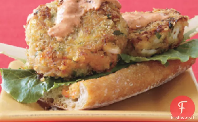 Hamburger di granchio a faccia aperta con condimento al peperoncino rosso