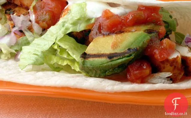 Pollo annerito e tacos di avocado alla griglia