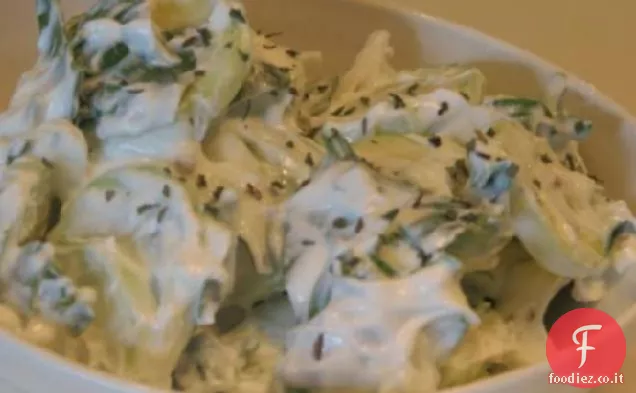 Insalata di yogurt, cetrioli e lattuga