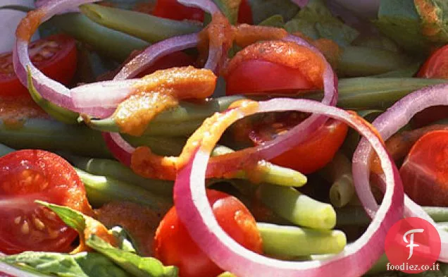 Insalata di fagioli verdi e pomodori con condimento al pomodoro arrosto