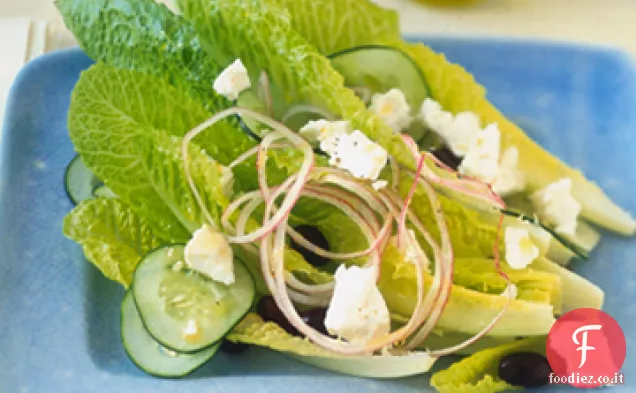 Cuori Romaine con formaggio Feta, olive nere e cipolle rosse