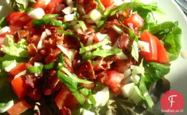 Insalata di pomodoro e pancetta in tazze di lattuga Bibb