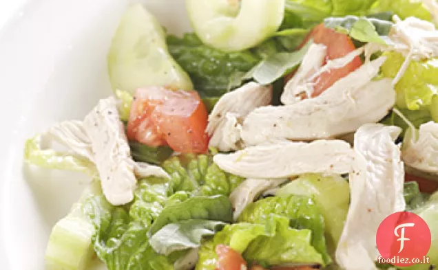 Insalata di pollo in camicia con verdure tritate