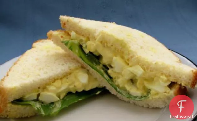 Semplice panino con insalata di uova fatto in casa