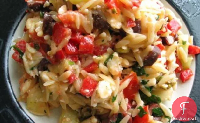 Calda insalata di riso in stile greco