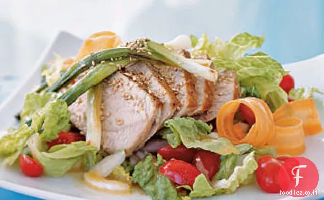 Tonno saltato e gambi di cipolla verde su Romaine