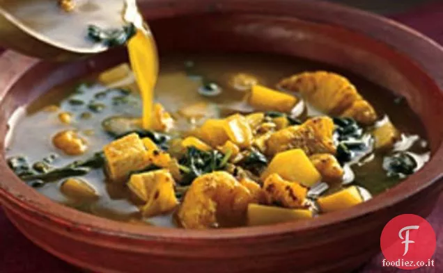 Zuppa di patate al curry e spinaci con salsa di cipolle e yogurt coniato