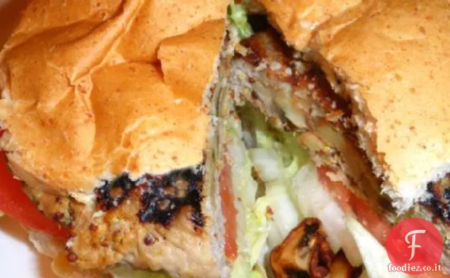 Hamburger di maiale alla griglia ripieni di funghi
