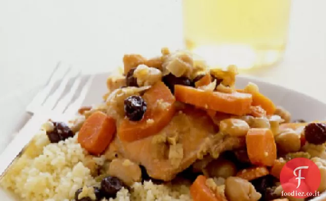Stufato di pollo con carote, ceci e uvetta