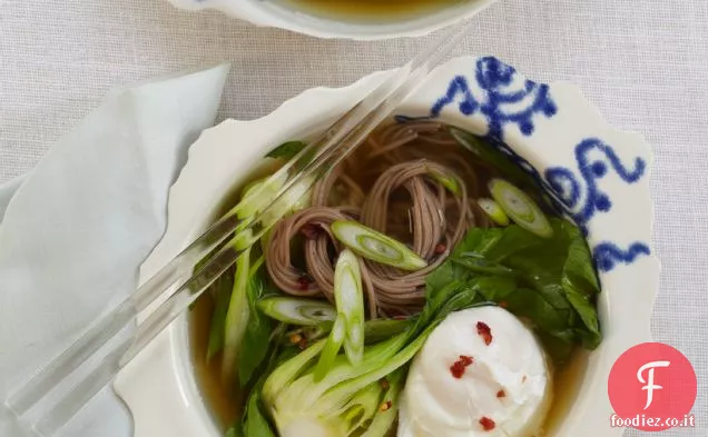 Tagliatelle di Soba con Dashi, uovo in camicia e scalogno
