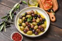 Olive: il piccolo frutto salato come ingrediente principale