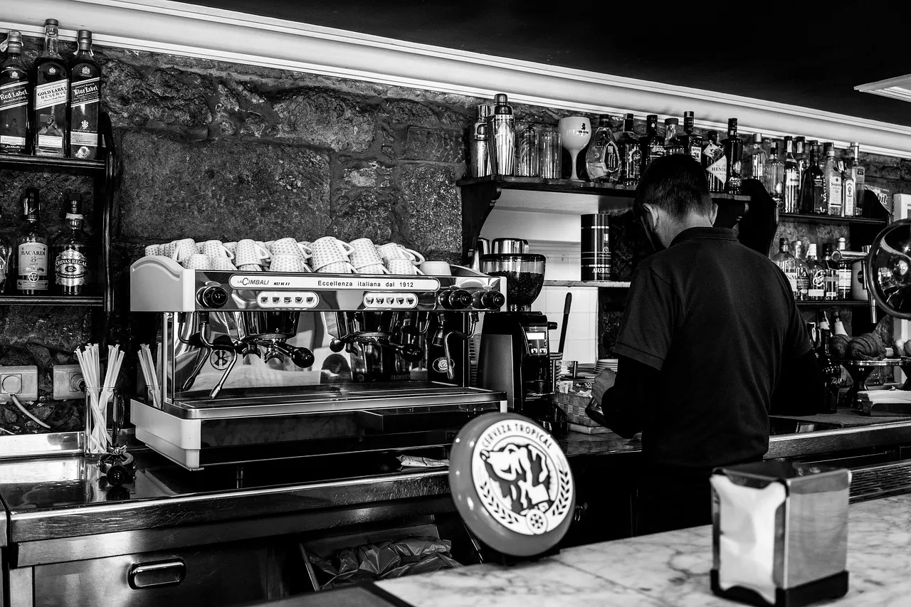 Un viaggio nel mondo delle macchine per caffè espresso e nell'arte della preparazione della birra